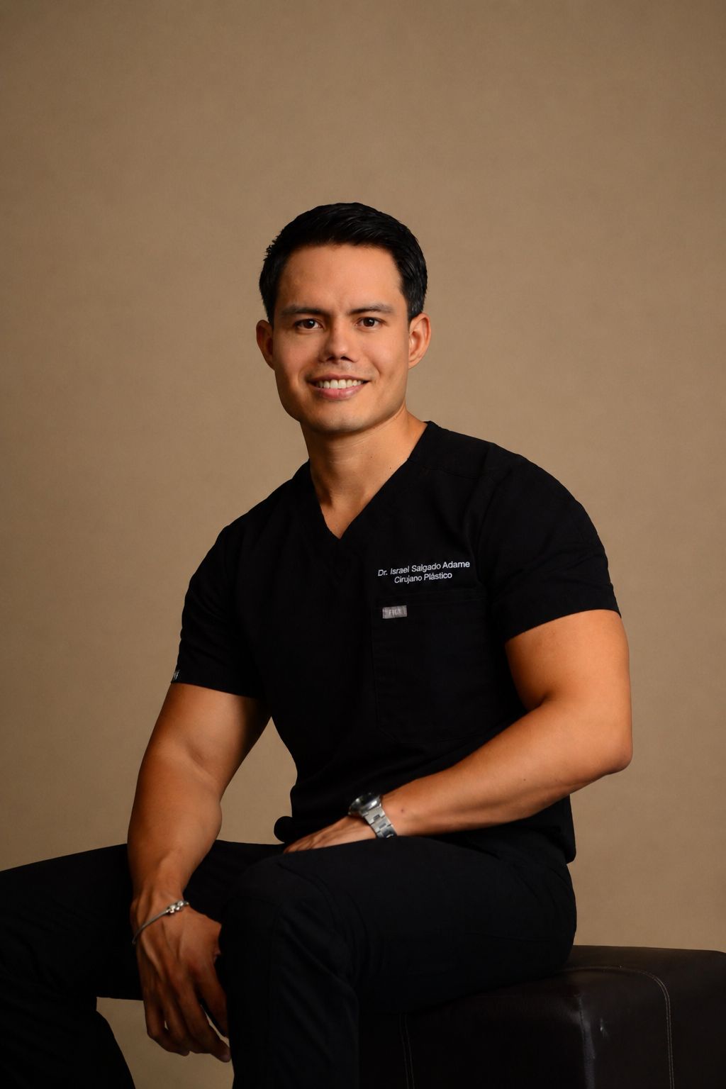 Dr. Israel Salgado Adame - Retrato Profesional en Uniforme Quirúrgico
